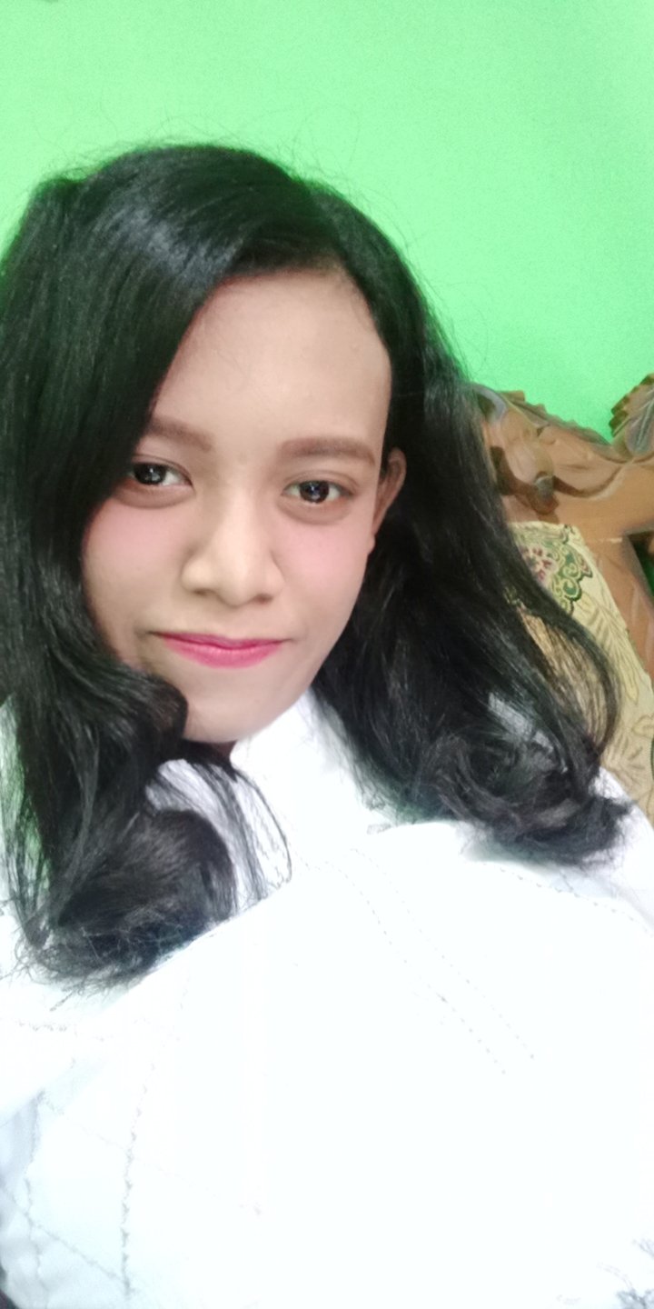 LhisyaParatami's profile picture. 