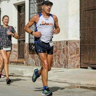 Los caminos más difíciles te llevarán a los sitios más hermosos. 
Correr es la mejor terapia. Del asfalto a la montaña y más alla. Como cabras!