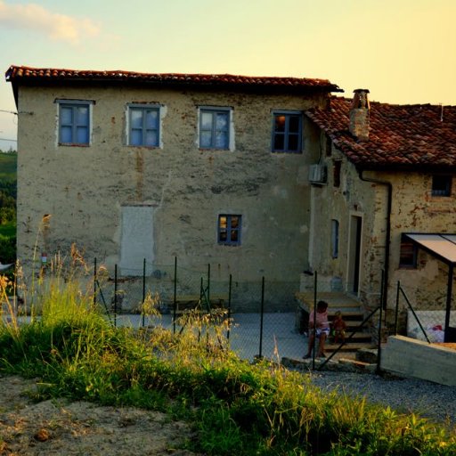 We have realized 3 comfortable holiday apartments in a former farmhouse in Piemonte, Italy. Wine, slowfood, nature, and amazing views!