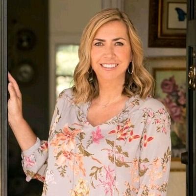 Blogger at Ciao Newport Beach & contributor to #CottagesandBungalows and #FarmhouseStyle 💕Tablescaper