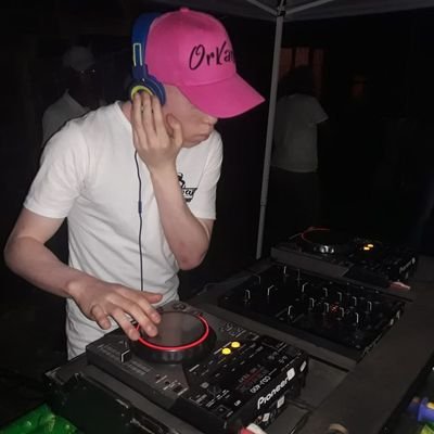 Vocalist|DJ|Marketing Manager|Event Organizer|BlaqOut Entertainment's Brand Ambassador|Motivational Speaker| sqxaba19@gmail.com