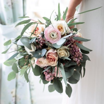 Award-winning wedding and event florist providing exquisite blooms for stylish occasions throughout Bristol, Bath, Gloucestershire, Somerset and the Cotswolds.