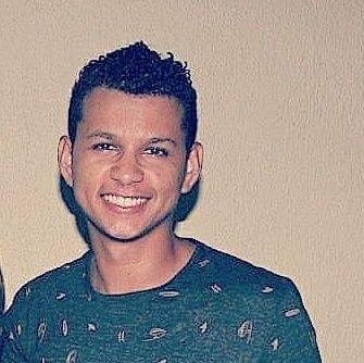 Nascido com uma missão de sempre andar em retidão, de nunca me render de não cair ao chão. JESUS aos teus pés eu quero andar para que eu não possa me machucar.