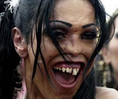 Sou louco porque vivo em um mundo que não merece minha lucidez .