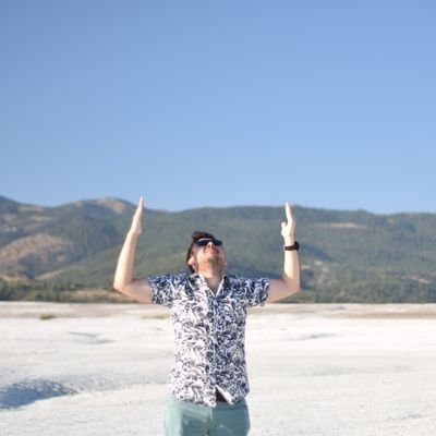 Gülmeyi ve güldürmeyi seven insan..Biraz deniz mavisi birazda tebessüm kırmızısı..