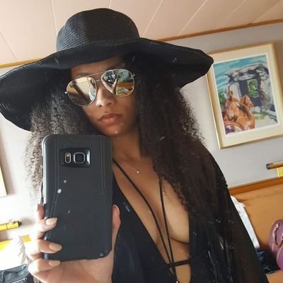 Hi! I'm a believably attractive, 25-34 year old female and you can relate to me because I'm racially ambiguous. *flips hair* #TeamLeo
IG & Snap: TheDomiMatrix