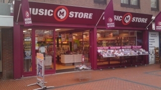 Music Store Winschoten is gevestigd aan de langestraat 51-53 in winschoten.
Ons telefoonnummer is 
0597-434652