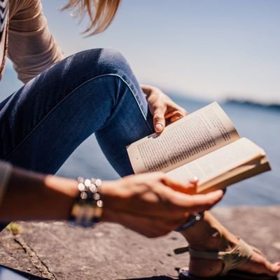 ShooooooutNaty's profile picture. Books. English Philologist. Reader.