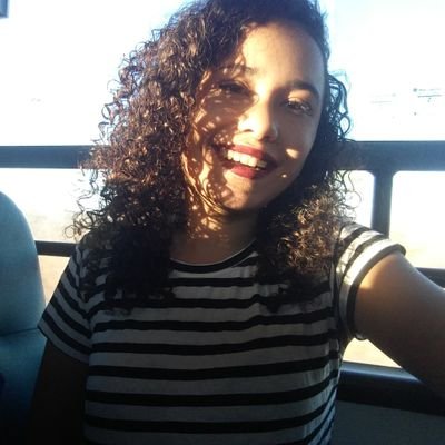 Cearense, cacheada não sou engraçada, sou fofa mas nem tanto.