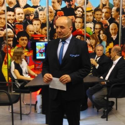 Periodista,Católico, Canaya a muerte y ejerzo la mejor profesión del mundo, ser Padre. Aprendiendo a tolerar al otro.