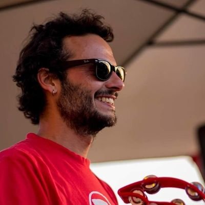 Ingegnere chimico sinistrofilo, ambientalista, maratoneta e musicante. Antifascista, antirazzista, antioscurantista. Cittadino europeo.