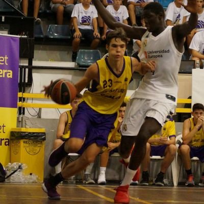 Educadora en la Muntanya Màgica de Badalona, Can Ruti. Apasionada del baloncesto, la música y la verdad. Recuerda que tengo muy buena memoria.