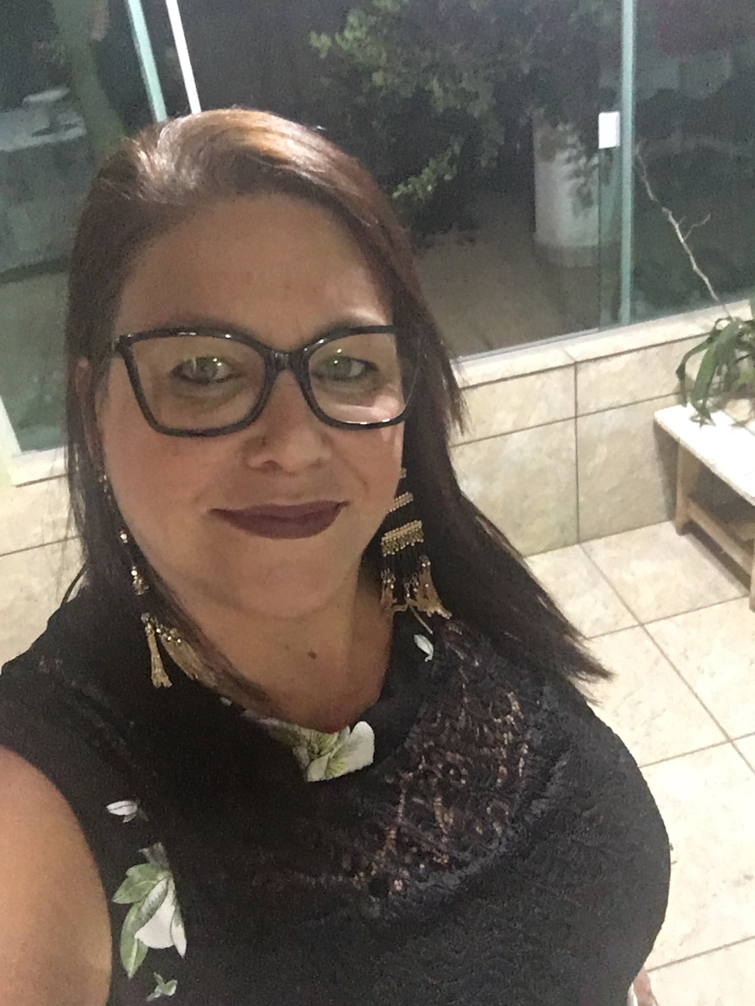 Mãe de duas filhas lindas, avó da neta mais amada do mundo ,esposa de um marido maravilhoso, brincalhona gosto das coisas simples e de fazer amizades.