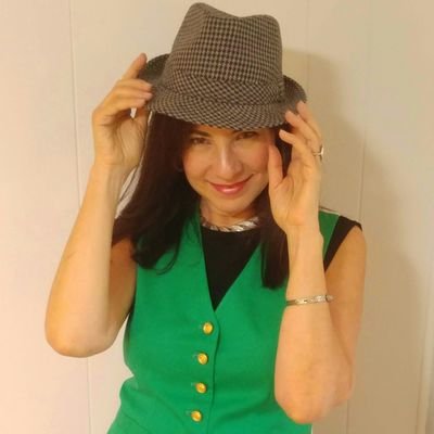 Writer, artist, marathon runner. Love wit and irony. Extremely playful. Happily engaged to a great guy. Born female, still female. Also @FabricateFamily