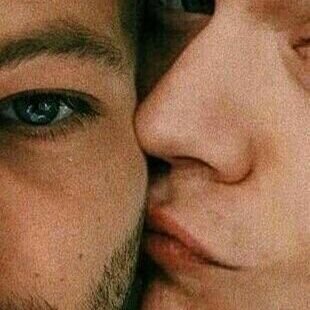 DannGundersenz4's profile picture. «Harry, my husband. 💚»
«Always in my heart @Harry_Styles Yours sincerely Louis.» 
«You make me strong.»