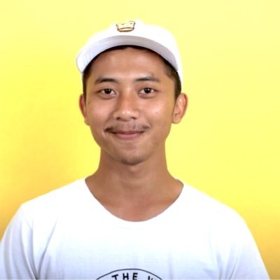 Jangan jatuh cinta dengan awan karena berubah bentuk dan berlalu, cintailah diri sendiri seperti kamu mencintai orang lain.