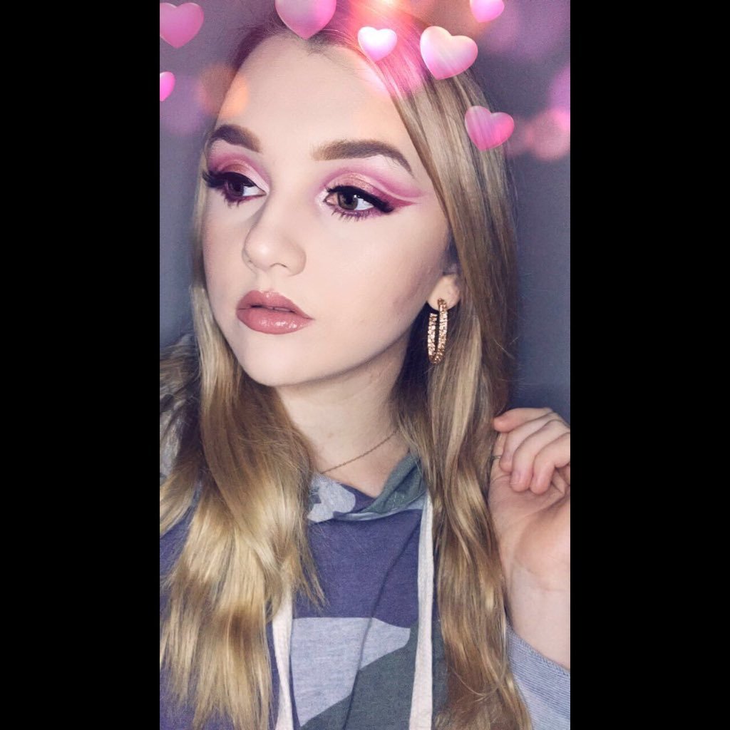 I'm from a small town you've never heard of. I'm 23 years old. I'm a lover of chicken nuggets & makeup💋 ΦΜ alumna IG: @cbrasbeauty