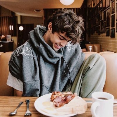 warmestfraud's profile picture. R. ﹂Hᴀʟғ ʜᴇᴀᴠᴇɴ﹐ ʜᴀʟғ ʜᴇʟʟ.﹁ #columbiarol