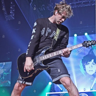 Hello!👋🏻 My name is Jessica and I’m a huge fan of the amazing @JamesBourne . If you are a big fan of James this account is worth a follow💕
