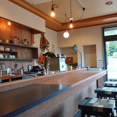 大学生と地域住民が一緒になって楽しめる全く新しいカタチのお店。2018年にオープン! カフェタイム(12~18時):火~土 夜営業(18~22時):4/1から金曜のみ再開! ☞ その他不明点はDMでお問い合わせください ※ 日曜は九大生がCafe -0ito-を営業中! ☞ 運営:ゼロから伊都(@0itoshin)