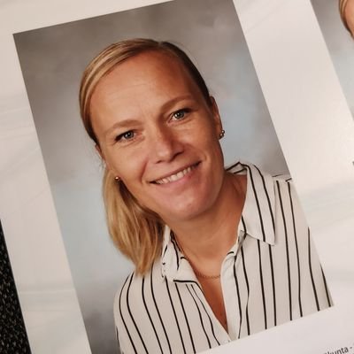 Matemaattisten aineiden opettaja ja vararehtori yläkoulussa, kotona viidelle äiti. Teineillä erityinen paikka sydämessä.