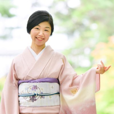 タンスに眠っている着物を着てみませんか？ 👘着物美人ランチ会を定期的に開催しています🍽✨ 入学式、卒業式、七五三、結婚式👘 ⛩お寺巡り、美術館 👘自分で着物を着れるようにお稽古しよう。出張着付けもしています！