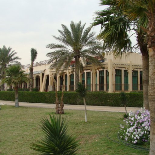 تقع المطاعم على شواطئ مدينة الخبر الحالمة يحيط بها حدائق الكورنيش الجميلة :  00966506822687