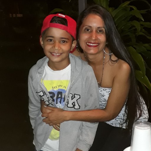 Feliz madre y perseverante, adoro nuestra cultura tan rica y variada, abogada y profesora.