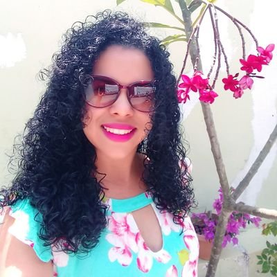 Mesmo quando tudo parece desabar, cabe a mim decidir entre rir ou chorar, ir ou ficar, desistir ou lutar; porque descobri que o mais importante é o decidir- C.C