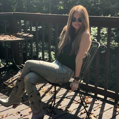Just a Mom-preneur on a new adventure! Here you will find Gently used or new items, but always affordable. Where fashion is allowed to be frugal! 💄🛍👠