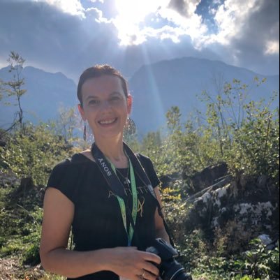 pinciene's profile picture. A photographer, make up specialist, bussiness owner, an English teacher