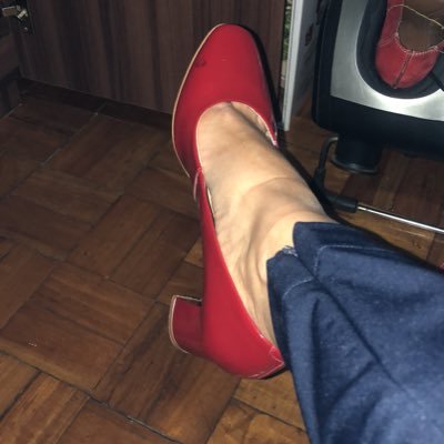 DaAnoca's profile picture. Na dúvida sempre vire para a ESQUERDA... É o melhor caminho...Meu sapato vermelho diz tudo...❤️