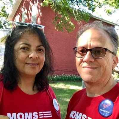 I am a mom, Mom, teacher, and volunteer membership leader for Kansas @MomsDemand. Soy mamá, maestra, y voluntaria para @MomsDemand.