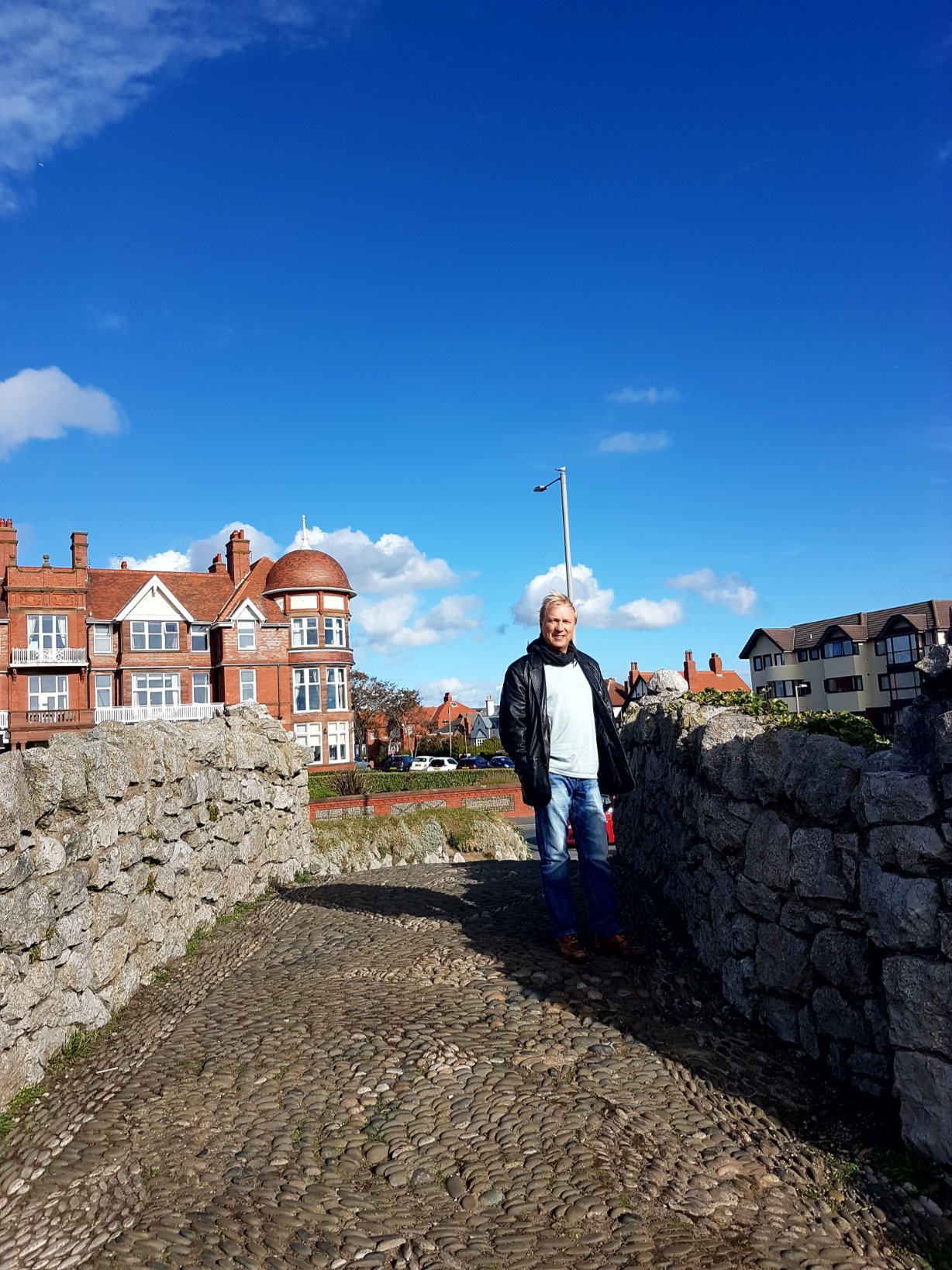 Andreww01326914's profile picture. 