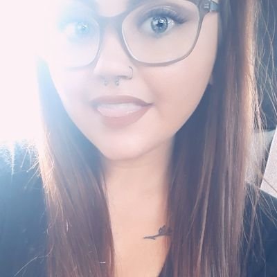 simplyvaldez's profile picture. vibe with me🌻🌈