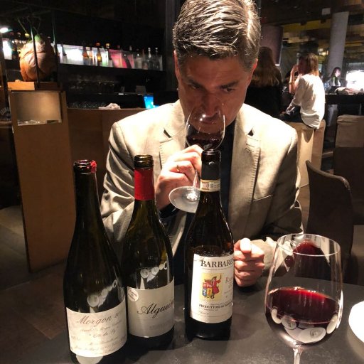 Editor Jefe de la Edición Domingo del diario EL TIEMPO, un enamorado del vino y cada vez que 'el tiempo' me lo permite hago periodismo sobre #vinos