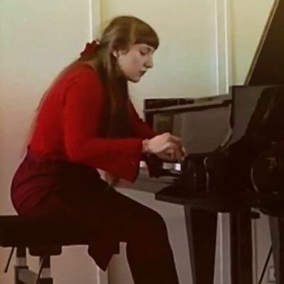 Musicienne au Conservatoire à Rayonnement Régional d’Angers.
#piano #chantlyrique #musicologie 
Etudiante en #sociologie.
#sciences #politics #art