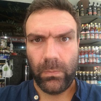 UmEscafandro's profile picture. À muito que o ar desta latrina se tornou irrespirável...