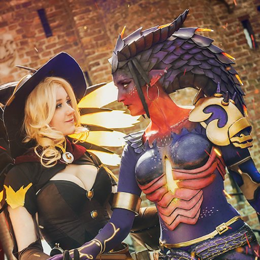 Hi! We are Sophie and Liza, two cosplayers from the Netherlands. Together we are Team Paraluna! ♥