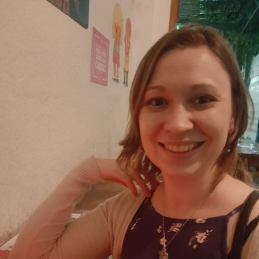 AlexBugrova's profile picture. Licenciada en Relaciones Públicas, apasionada por Comunicación Interna, curioseando en la docencia.