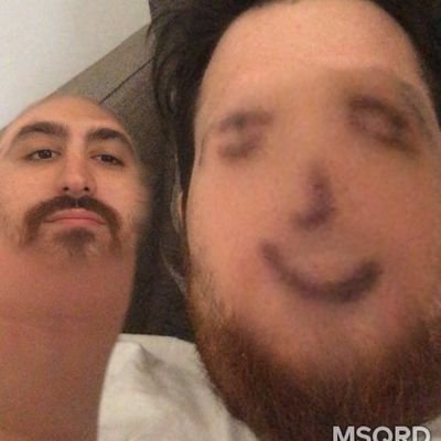 MrForeverAaron's profile picture. Dos escopetas tengo
Y las dos estan cargas'
Y si las saco,
Las dos van a hablar