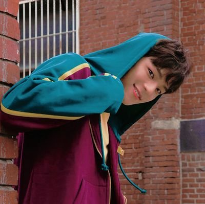 97. cantante y bailarín coreano que le gusta hablar del universo y las constelaciones. enamorado de la música que en sus ratos libres lee. (straykids)