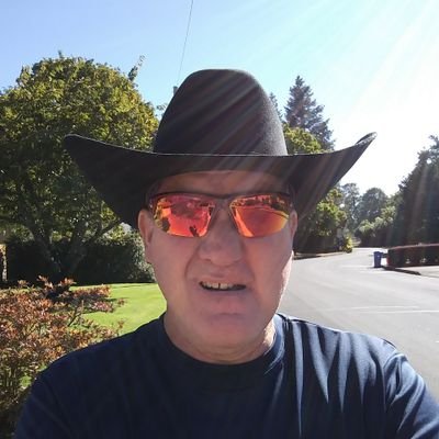 i live in eugene im single 50 yrs old .im half german family from swebbish hall.i play ps4.i m a usatf track official for 8 yr retire .i volunteer. im straight.