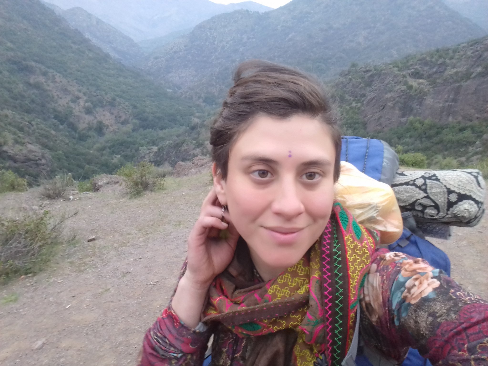 Artista. Cantante. Bailarina. Terapeuta floral, danzaterapeuta, masajista. Chocolatera..aprendiendo y disfrutando de cada experiencia...camino a la evolución!