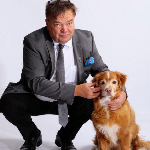 EMurto_Koivisto's profile picture. Kiinteistönvälittäjä, jolla on toimittajan sydän. Elämän ohjenuorana: Kaikki muuttuu hyväksi, kaikenlainen muuttuu hyväksi.