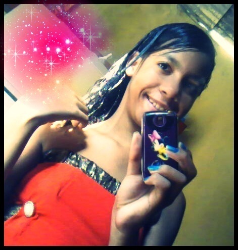 aiin eu sou doida i certa ao msmo tempo ekella menina ki adora suas amizades vivi em seu mundo mas nunka eskecendo ki exoste o lado real ama sua famyli td ki fa