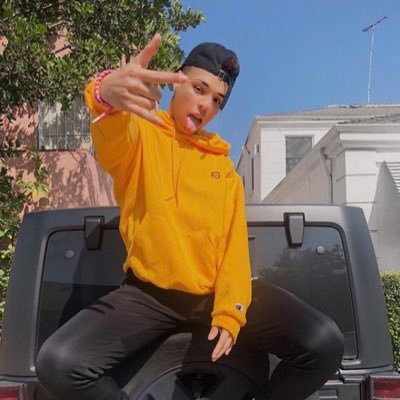 I just made this acct to show my love for Qween Larray 👑 ♥️