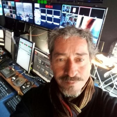 Periodista, Psicólogo, crítico de TV... De todo pero desde mi casa nomas. .. 1/2 vida en TV sosi!!!