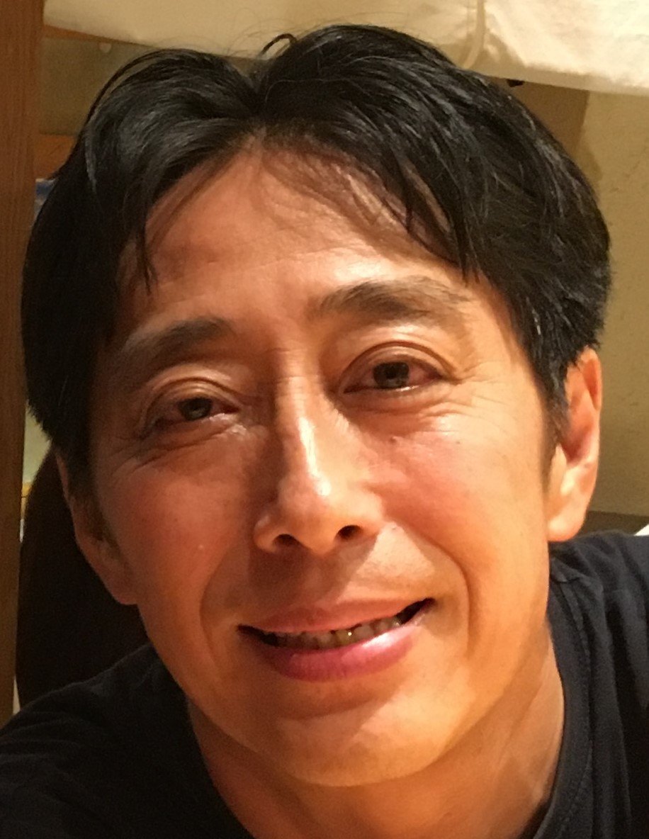 55歳デビューの超遅咲きシンガーソングライター。日本語教師、ジャーナリストとしても活動中。