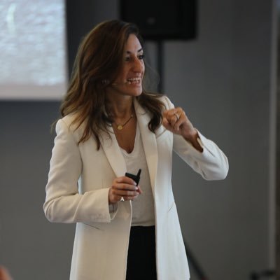 DidemTekay's profile picture. Gülüş bir yanaşım'dır bir öbür bir kişiye Bir'den iki kişiyi döndürür bir kişiye Anılarından kale yapıp sığınsa bile Yetmez yalnız başına bir ömür bir kişiye ÖA